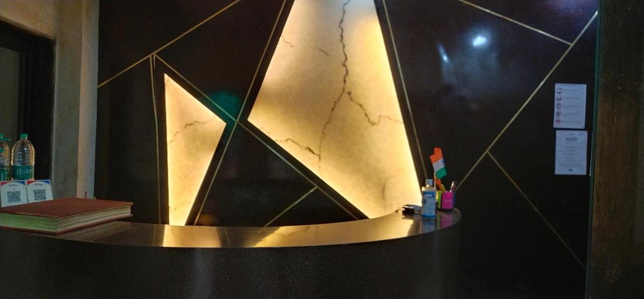 Hotel Gateway Kailash バラナシ エクステリア 写真