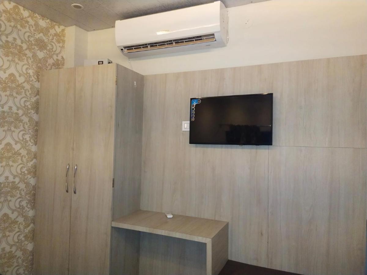Hotel Gateway Kailash バラナシ エクステリア 写真